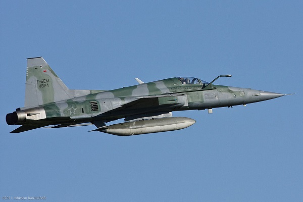  FAB’s Northrop F-5EM. It’s a supersonic aeroplane, with 1 056 mph in maximum speed, being able to work at an altitude up to 51 000 ft, reaching 2 299 mph. 